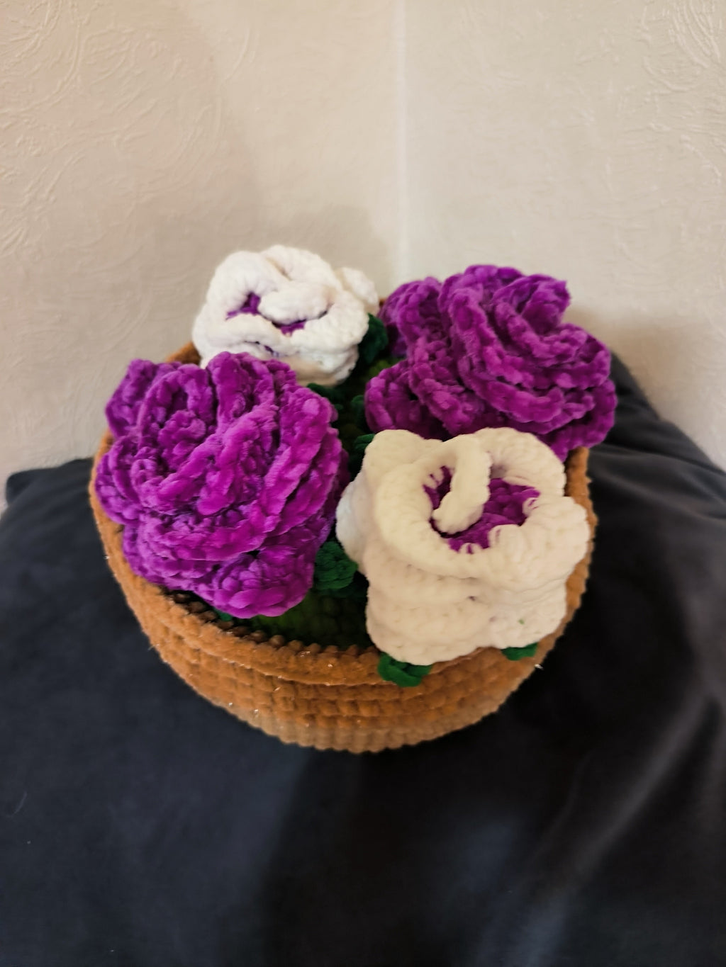 Gehäkelter Blumenkorb – Lila & Weiß