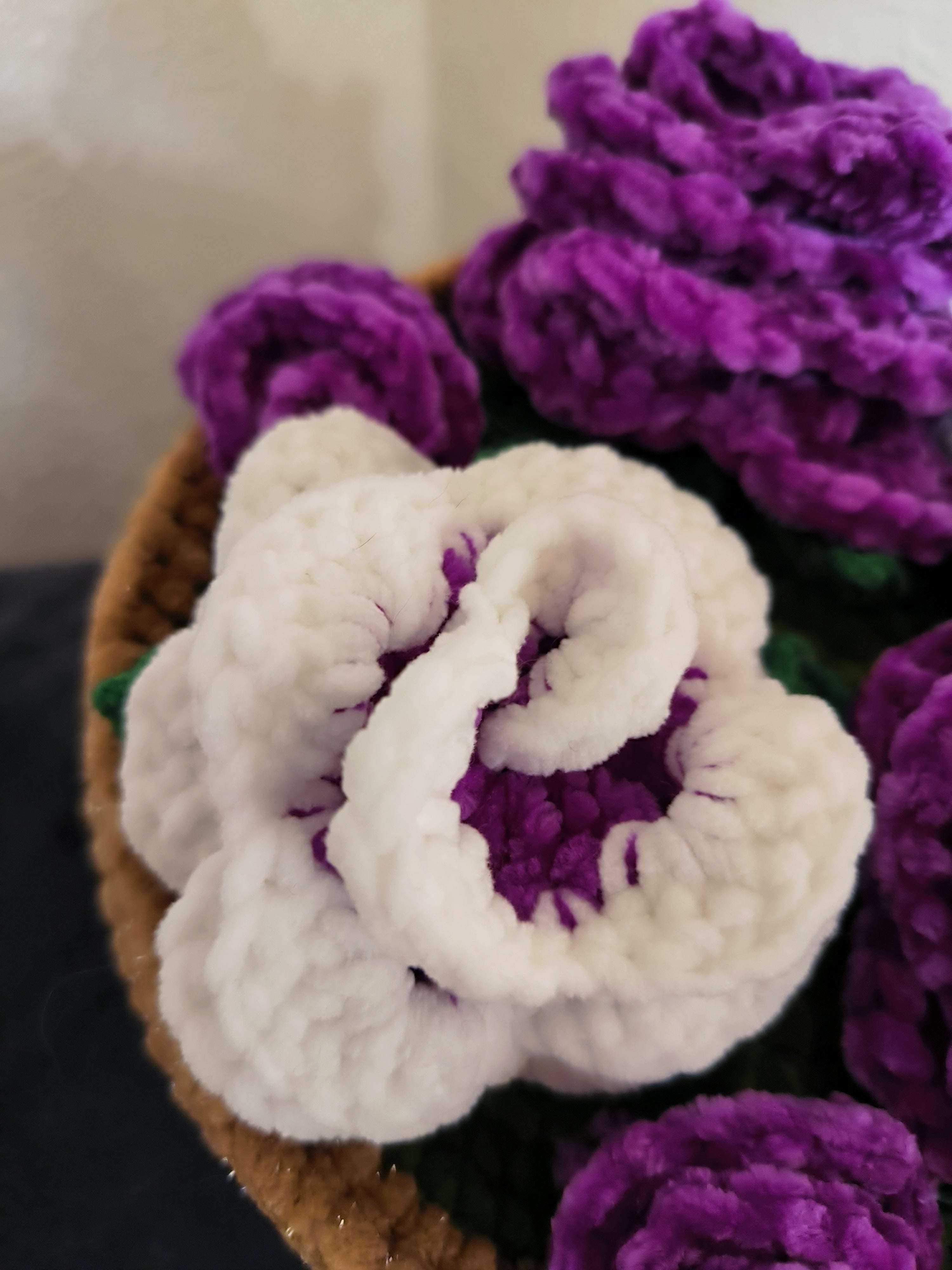 Gehäkelter Blumenkorb – Lila & Weiß