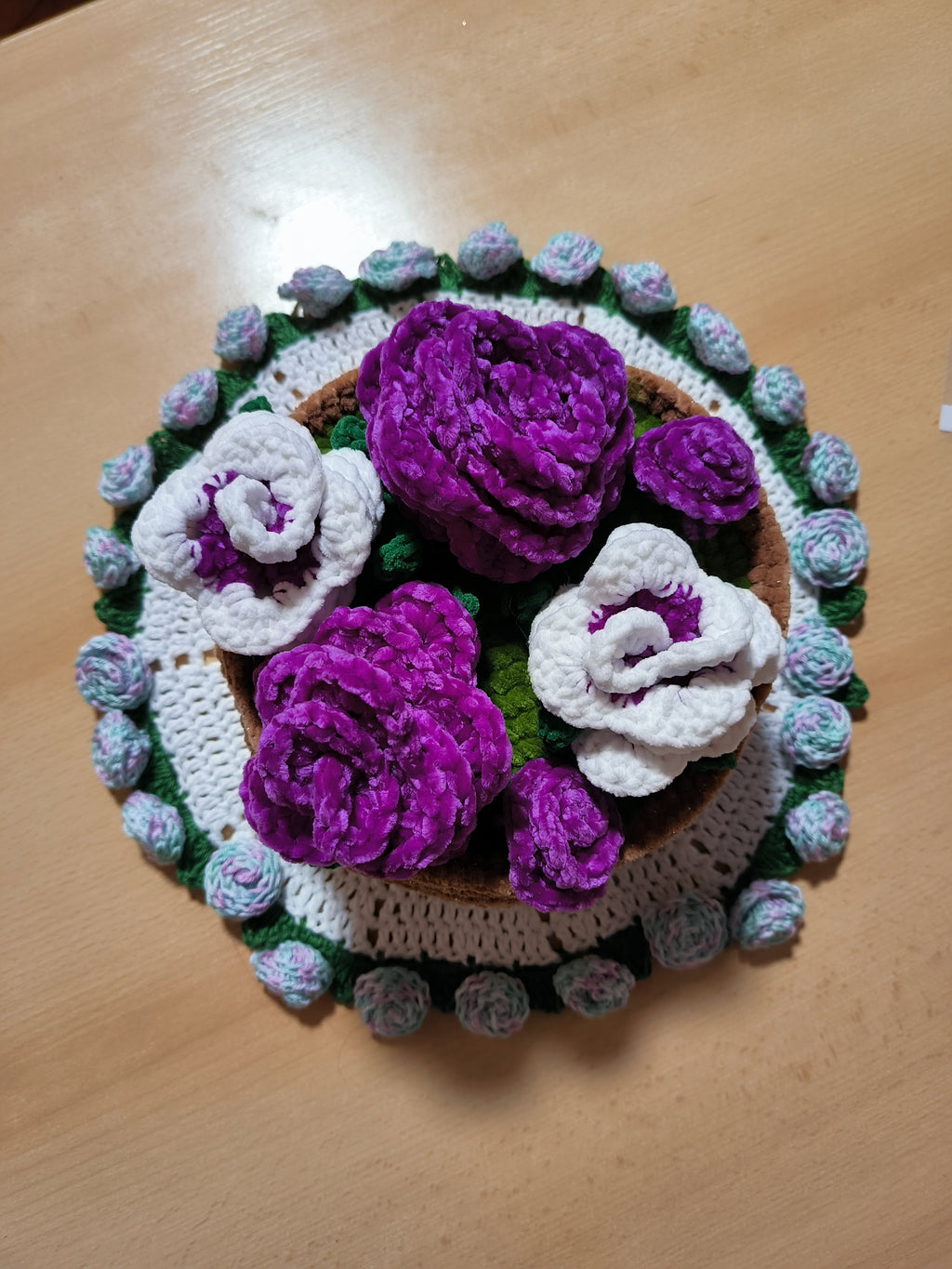 Gehäkelter Blumenkorb – Lila & Weiß