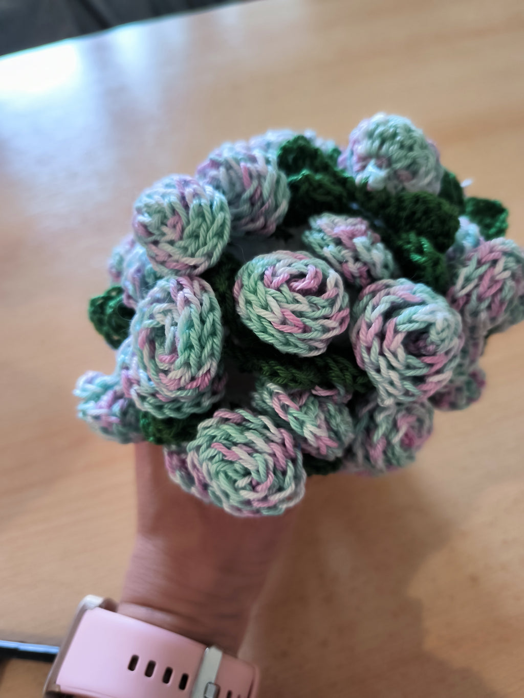 Rosendecke – Gehäkelte Decke mit Rosenmuster