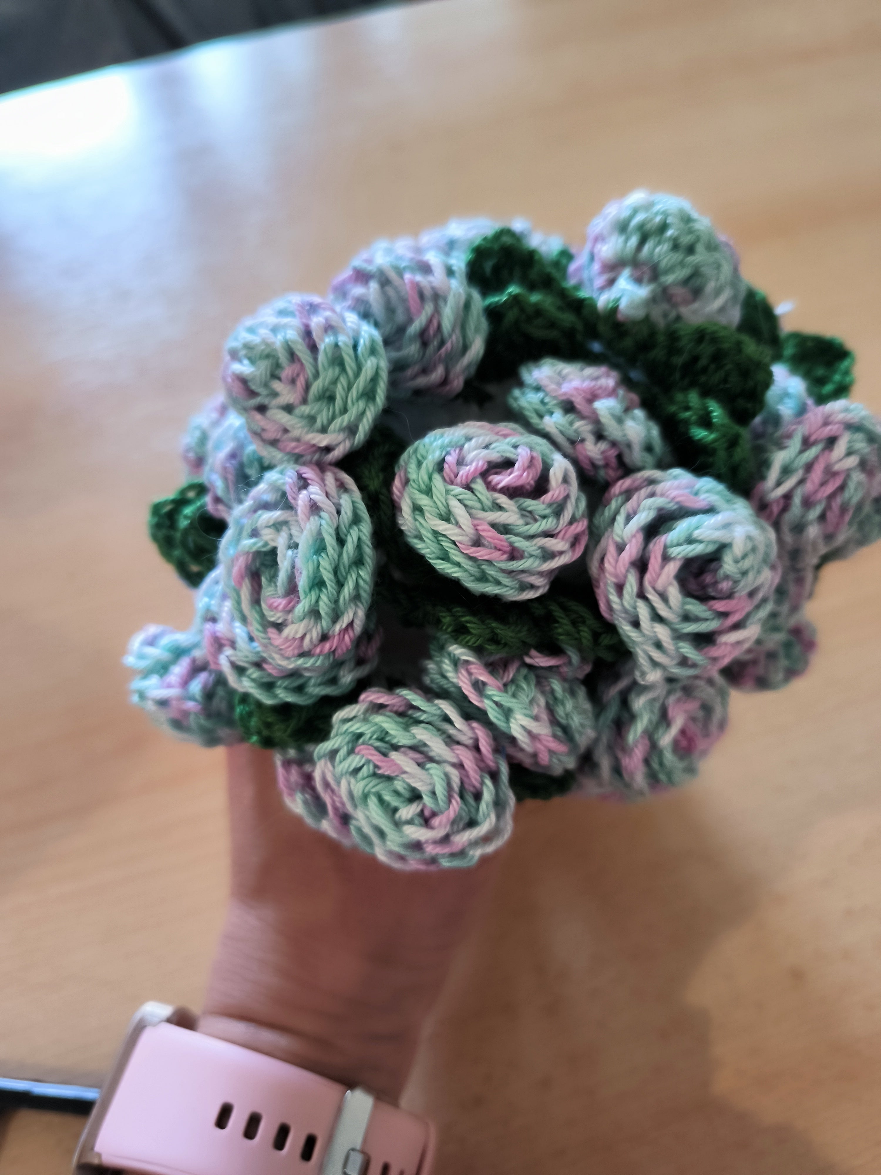 Rosendecke – Gehäkelte Decke mit Rosenmuster